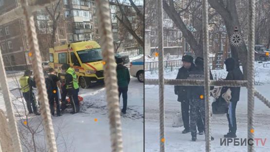 Девушка выпала из окна четвертого этажа в Павлодаре